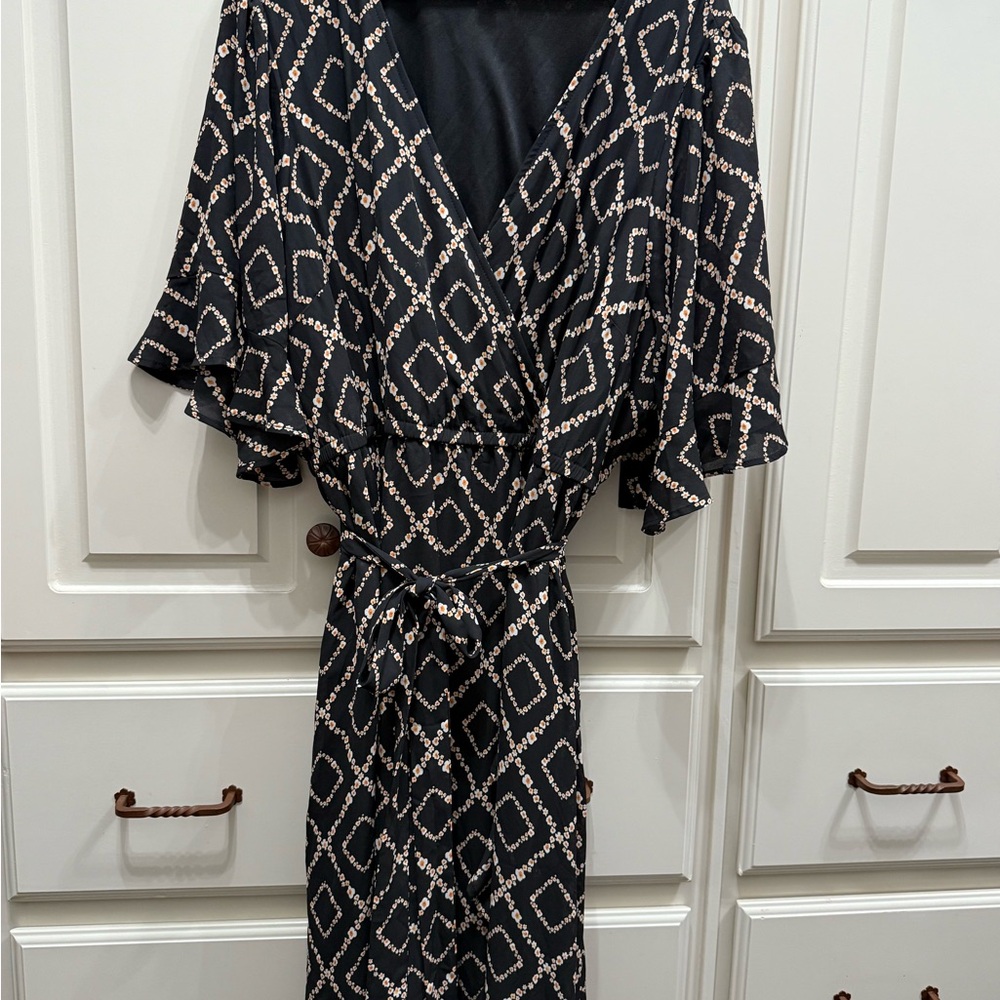 Torrid Black and Cream Geometric Robe